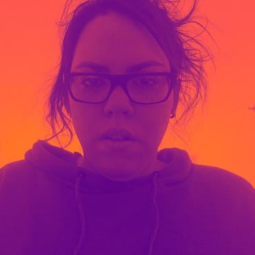 Mafe Izaguirre feeling orange and purple